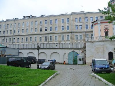 Сохранившиеся части ограды и хозяйственных построек