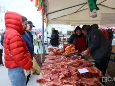Мясо, рыба, овощи, ягоды и хлеб: в Якутске открылась ярмарка местных производителей «Продовольствие-2026»