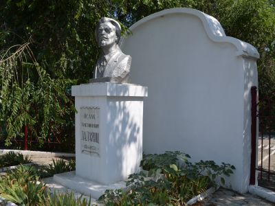 Памятник И.Х.Лалаянцу