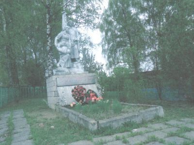 Братская могила 463 воинов Советской Армии, погибших в борьбе с немецко-фашистскими захватчиками. Установлена скульптура