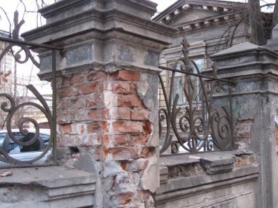 Кирпичная ограда с кованой решеткой