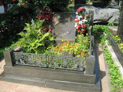 Могила -  Катуков Михаил Ефимович (1900-1976), маршал бронетанковых войск, дважды Герой Советского Союза