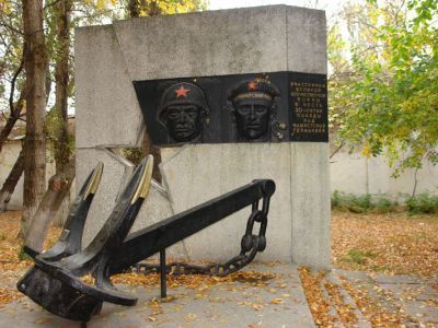 Памятный знак в честь 30-летия Победы в Великой Отечественной войне