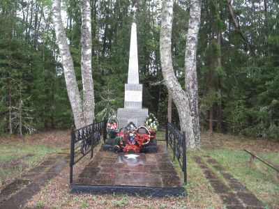 Братская могила воинов Советской Армии, погибших в 1941-43 гг. в боях с немецко-фашистскими захватчиками. Установлен обелиск у ж. д. переезда