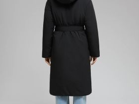 Пуховое пальто с поясом и капюшоном