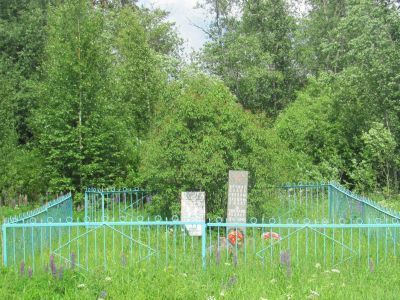 Братская могила экипажа летчиков, погибших при выполнении боевого задания в период Великой Отечественной войны в 1942 году