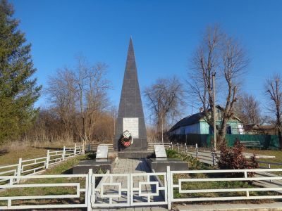 Братская могила советских воинов, погибших в боях с фашистскими захватчиками