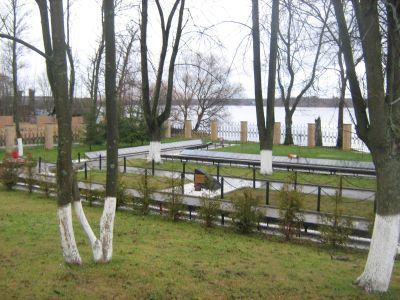 Братское захоронение советских воинов, погибших в 1941-44 гг.