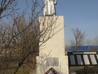 Братская могила советских воинов, погибших в боях с фашистскими захватчиками