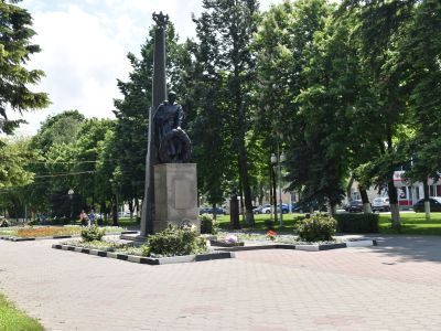 Братская могила советских воинов, погибших в боях с фашистскими захватчиками в 1943 году. Захоронено 11 человек, имена установлены. Скульптура: советский воин, вечный огонь