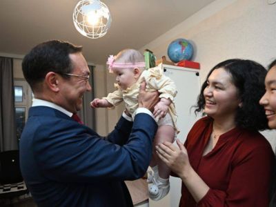 Айсен Николаев навестил в Мирном семью миллионной жительницы Якутии