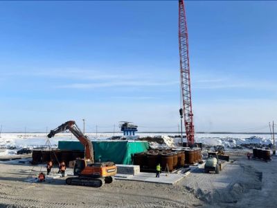 На строительстве Ленского моста продолжается зимний этап работ по подготовке русловых опор