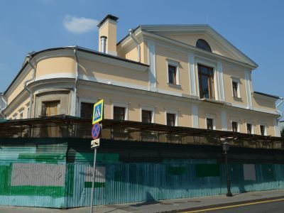 Южный флигель, 1810-е гг., 1892 г., архитектор В.Н.Карнеев. Здесь в 1899 г. жил А.П. Чехов