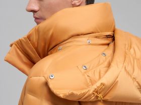 Пуховое пальто с капюшоном