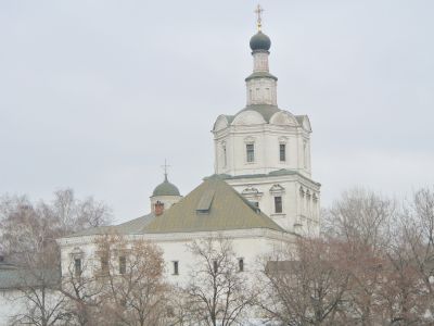 Одностолпная трапезная палата, с церковью Михаила Архангела, с усыпальницей бояр Лопухиных