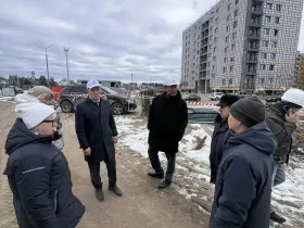 Виктор Романов проверил строительство двух школ, школы и детсада в Звездном