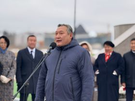 В Якутске состоялось возложение цветов к памятнику матери