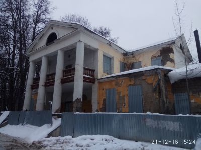 Правый флигель