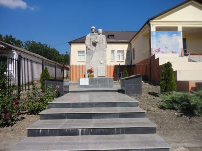 Братская могила жителей села, казненных фашистскими захватчиками, и советского воина, погибшего в бою