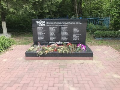 Братские могилы воинов, погибших в годы Великой Отечественной войны и братские могилы рабочих, погибших от рук белогвардейцев в 1919 году