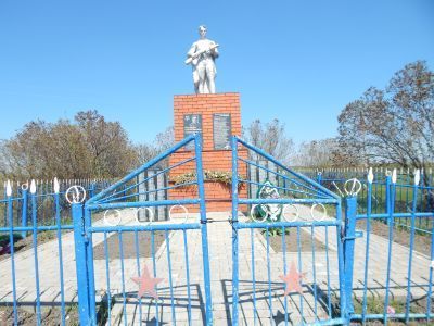 Братская могила воинов Советской Армии, погибших в период Великой Отечественной войны. Захоронено 30 человек, установлено фамилий на 11 человек. Скульптура установлена в 1965 году