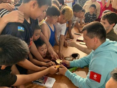 Двукратный олимпийский чемпион Роман Власов встретился с юными борцами Хангаласского улуса Якутии