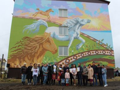 Бог-покровитель коней и отважных мужчин. В Нюрбе появился мурал «Дьөһөгөй оҕото»