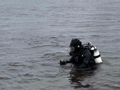 В Намском районе водолазы ищут мужчину, выпавшего из лодки