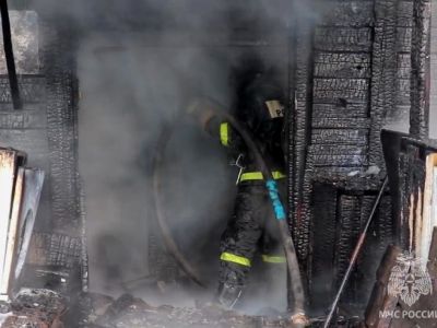 В Якутске три квартиры пострадали от пожара в деревянном доме