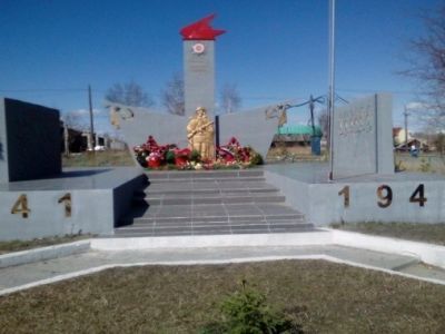 Памятник воинам - землякам, погибшим в годы Великой Отечественной войны (1941 – 1945 гг.), железобетон, 1969 г.