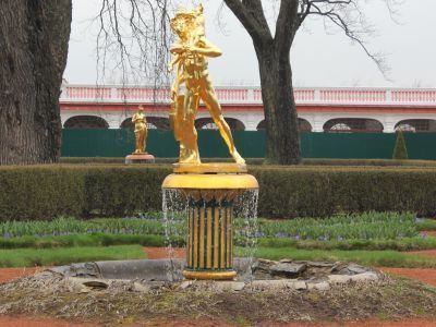 Фонтан "Колокол" со статуей "Фавн с козленком"