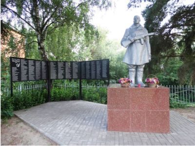 Братская могила воинов Советской Армии, погибших в марте 1943 года. Захоронено 233 человека, установлено фамилий на 233 человека. Скульптура установлена в 1966 году