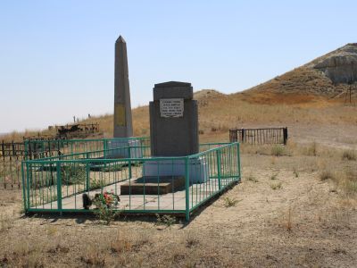 Братская могила участников гражданской войны и советских воинов, погибших в период Сталинградской битвы