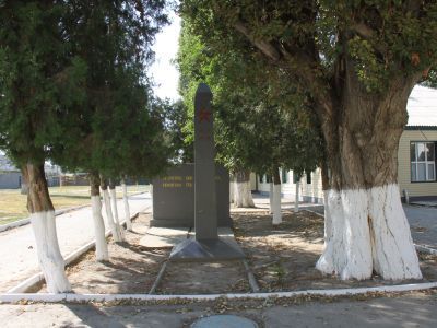 Памятник-обелиск выпускникам СШ №5, погибшим в Великой Отечественной войне