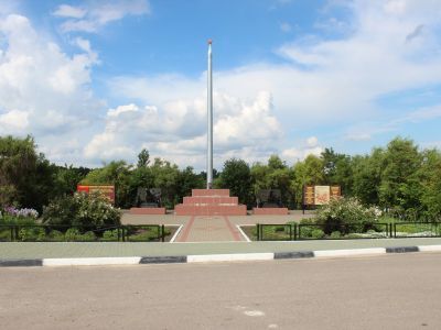 Два артиллерийских орудия на каменных  постаментах, установленные в честь артиллеристов 40-й армии, сражавшихся в феврале 1943 года