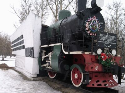 Памятник “Паровоз”, установленный в честь мужества и героизма железнодорожников в годы Великой Отечественной войны