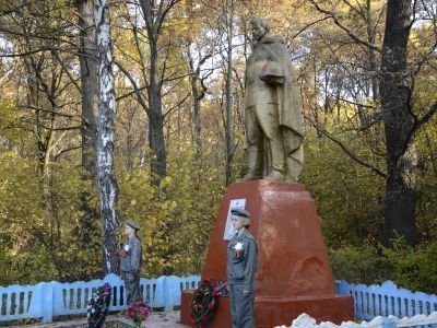 Братская могила 83 советских воинов, погибших в 1941 и 1943 гг. в боях с немецко-фашистскими захватчиками