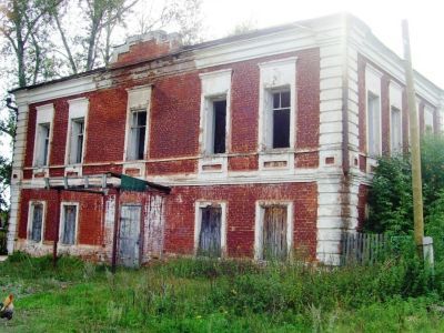 Здание бывшего двухклассного народного училища, построенное и открытое по инициативе Ильи Николаевича Ульянова в 1884 году