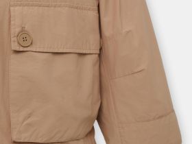 Ветровка на пуговицах с капюшоном