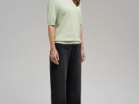 Легкий джемпер полуприлегающего кроя с коротким рукавом