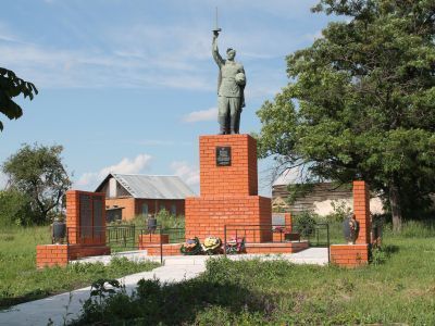 Братская могила советских воинов, погибших в боях с фашистскими захватчиками в 1943 году. Захоронено 3 человека, имена 3 человек установлены. Скульптура советского воина с автоматом