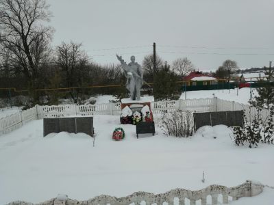 Братская могила воинов Советской Армии, погибших в период Великой Отечественной войны. Захоронено и установлено фамилий на 136 человек. Скульптура установлена в 1955 году