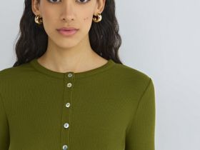 Приталенный лонгслив на пуговицах, Зеленый