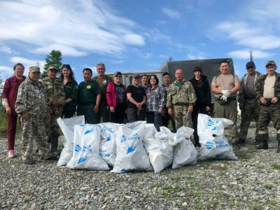 На берегу Восточной Хандыги собрали 12 мешков мусора