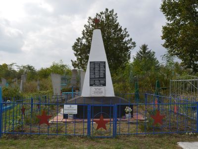 Братская могила воинов, погибших в годы гражданской и Великой Отечественной войн