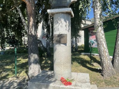 Бюст Героя Советского Союза Д.Т. Пастухова