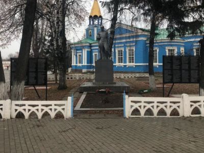 Братская могила воинов Советской Армии, погибших в период Великой Отечественной войны. Захоронено 452 человека, установлено фамилий на 134 человека. Скульптура установлена в 1963 году