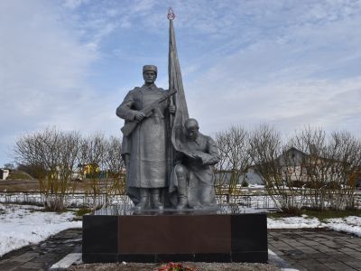 Братская могила советских воинов, погибших в боях с фашистскими захватчиками в 1943 году. Захоронено 154 человека, установлены имена 154 человек. Скульптура советского воина