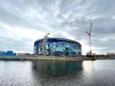 Фасад Арктического центра эпоса и искусств в Якутске остеклён более чем наполовину