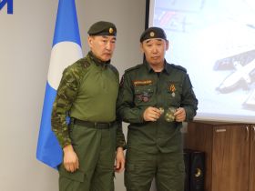 Нагрудные знаки добровольцев вручили участникам СВО в Якутии